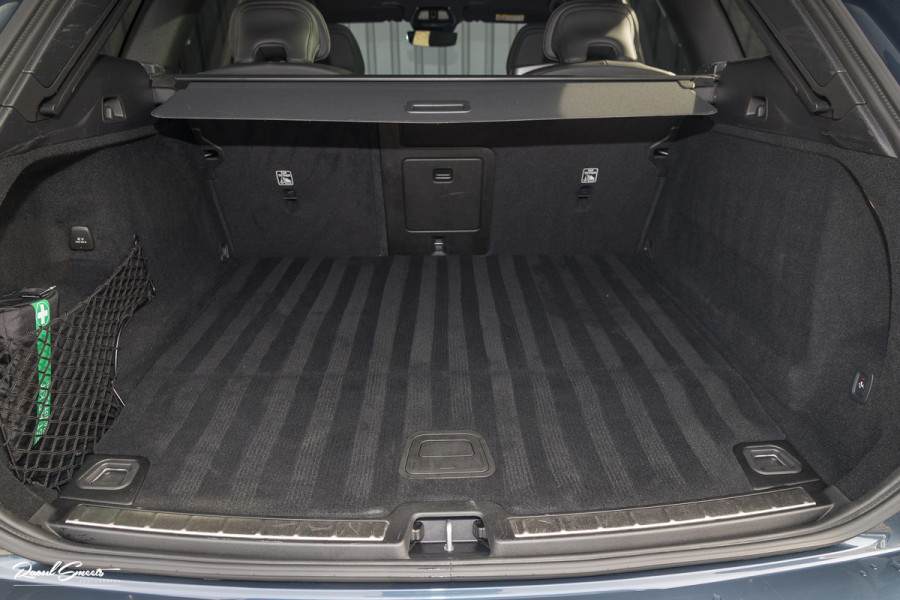 Volvo XC60 2.0 T8 Plug-in hybrid AWD Plus Black Edition Facelift | Zwenkbare trekhaak | Panoramadak | Adaptieve cruise | Harman Kardon | Blis | Memory |