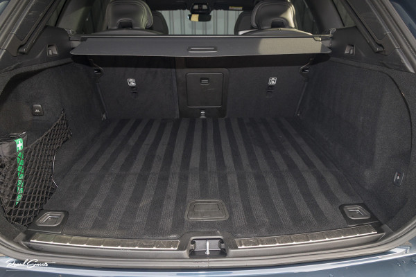 Volvo XC60 2.0 T8 Plug-in hybrid AWD Plus Black Edition Facelift | Zwenkbare trekhaak | Panoramadak | Adaptieve cruise | Harman Kardon | Blis | Memory |