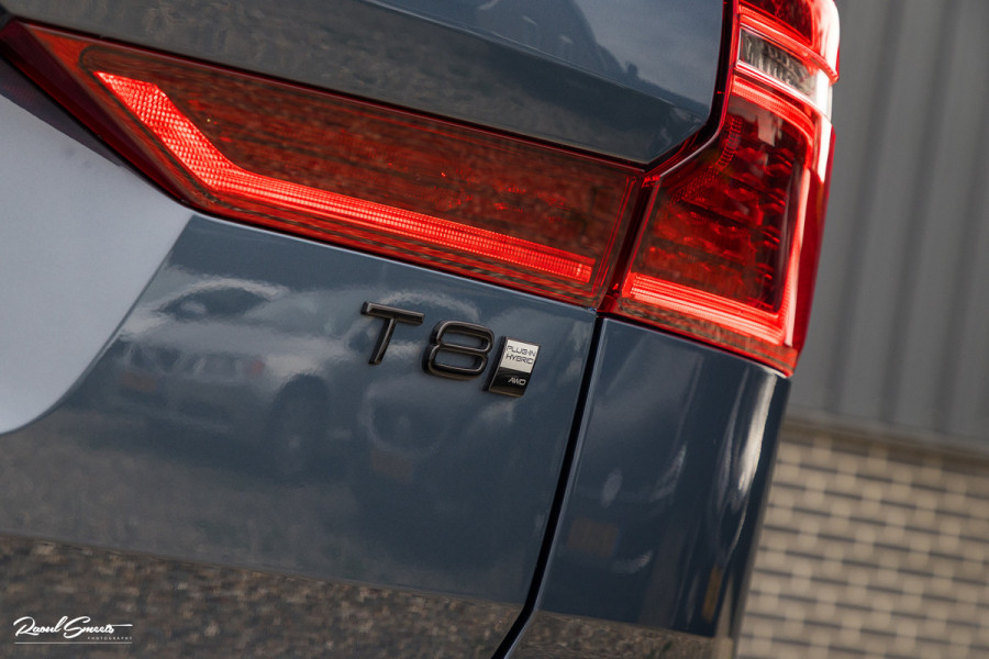 Volvo XC60 2.0 T8 Plug-in hybrid AWD Plus Black Edition Facelift | Zwenkbare trekhaak | Panoramadak | Adaptieve cruise | Harman Kardon | Blis | Memory |