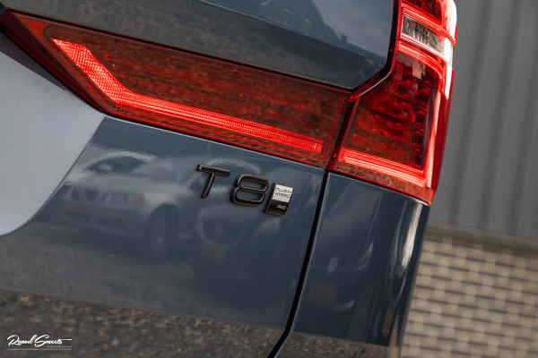 Volvo XC60 2.0 T8 Plug-in hybrid AWD Plus Black Edition Facelift | Zwenkbare trekhaak | Panoramadak | Adaptieve cruise | Harman Kardon | Blis | Memory |