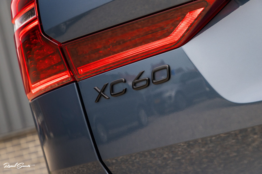Volvo XC60 2.0 T8 Plug-in hybrid AWD Plus Black Edition Facelift | Zwenkbare trekhaak | Panoramadak | Adaptieve cruise | Harman Kardon | Blis | Memory |
