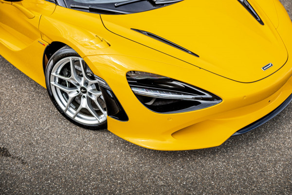 McLaren 750S Spider / Vulcano Yellow / Lift System / Elektrochromic Roof / Bowers & Wilkens Sound / Apple Carplay / 360 Camera