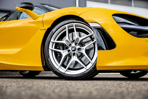 McLaren 750S Spider / Vulcano Yellow / Lift System / Elektrochromic Roof / Bowers & Wilkens Sound / Apple Carplay / 360 Camera
