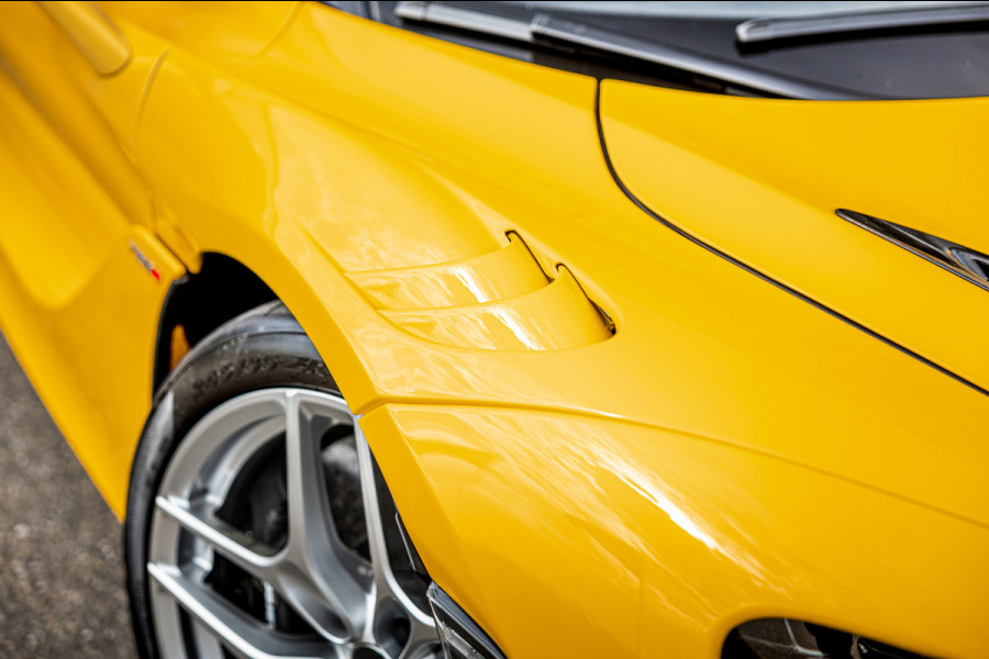 McLaren 750S Spider / Vulcano Yellow / Lift System / Elektrochromic Roof / Bowers & Wilkens Sound / Apple Carplay / 360 Camera