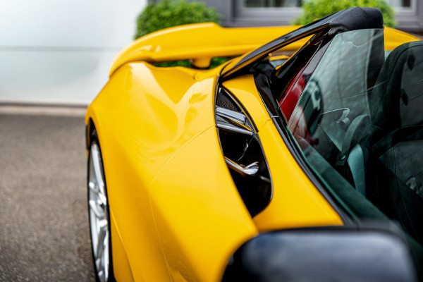 McLaren 750S Spider / Vulcano Yellow / Lift System / Elektrochromic Roof / Bowers & Wilkens Sound / Apple Carplay / 360 Camera
