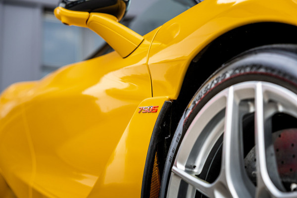McLaren 750S Spider / Vulcano Yellow / Lift System / Elektrochromic Roof / Bowers & Wilkens Sound / Apple Carplay / 360 Camera