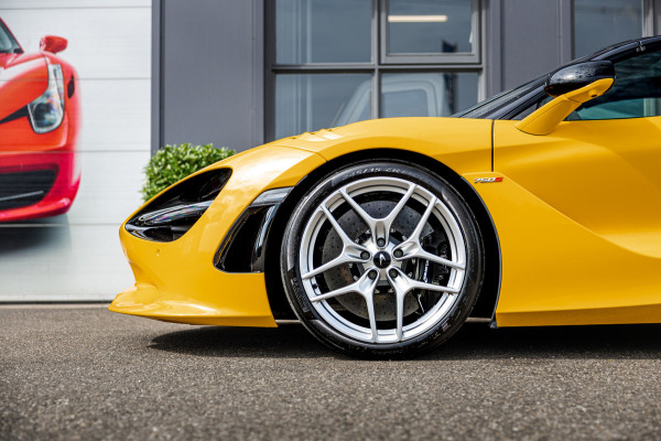 McLaren 750S Spider / Vulcano Yellow / Lift System / Elektrochromic Roof / Bowers & Wilkens Sound / Apple Carplay / 360 Camera