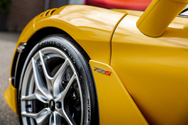McLaren 750S Spider / Vulcano Yellow / Lift System / Elektrochromic Roof / Bowers & Wilkens Sound / Apple Carplay / 360 Camera