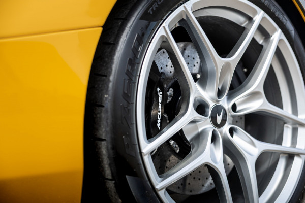 McLaren 750S Spider / Vulcano Yellow / Lift System / Elektrochromic Roof / Bowers & Wilkens Sound / Apple Carplay / 360 Camera