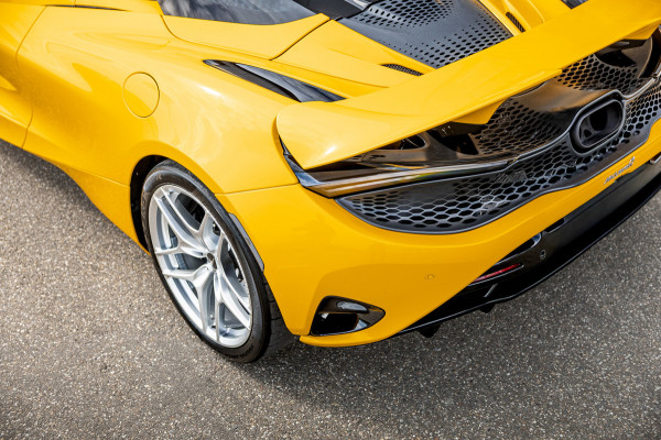 McLaren 750S Spider / Vulcano Yellow / Lift System / Elektrochromic Roof / Bowers & Wilkens Sound / Apple Carplay / 360 Camera
