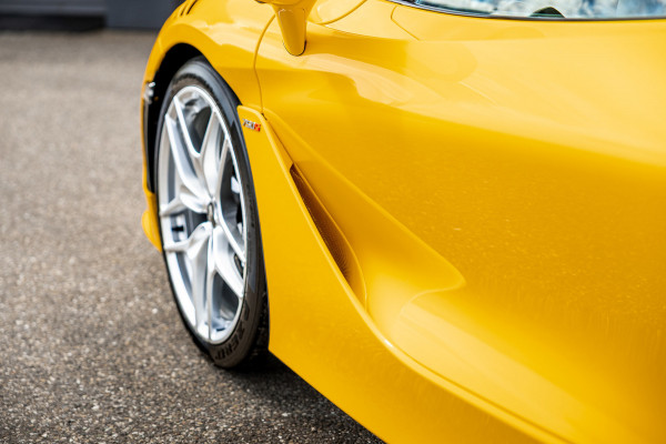McLaren 750S Spider / Vulcano Yellow / Lift System / Elektrochromic Roof / Bowers & Wilkens Sound / Apple Carplay / 360 Camera