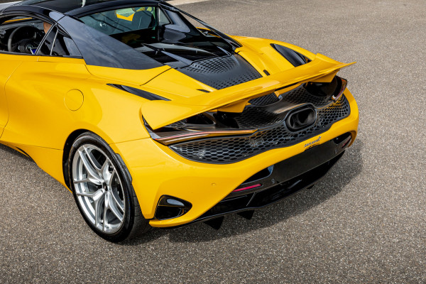 McLaren 750S Spider / Vulcano Yellow / Lift System / Elektrochromic Roof / Bowers & Wilkens Sound / Apple Carplay / 360 Camera