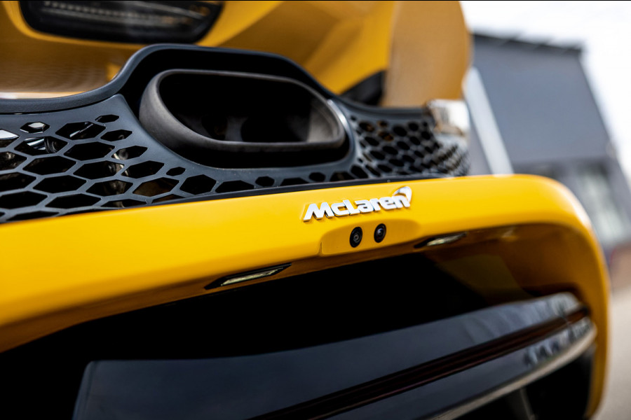 McLaren 750S Spider / Vulcano Yellow / Lift System / Elektrochromic Roof / Bowers & Wilkens Sound / Apple Carplay / 360 Camera