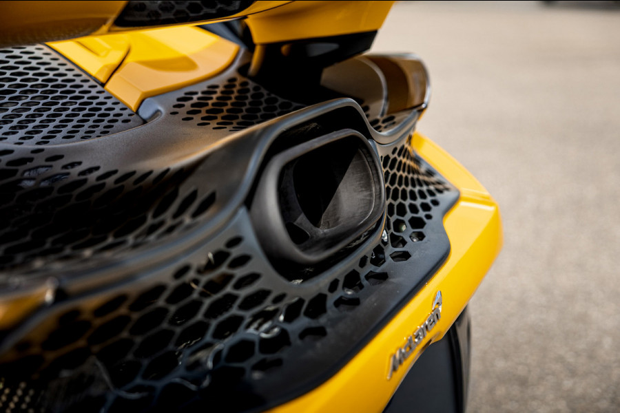 McLaren 750S Spider / Vulcano Yellow / Lift System / Elektrochromic Roof / Bowers & Wilkens Sound / Apple Carplay / 360 Camera