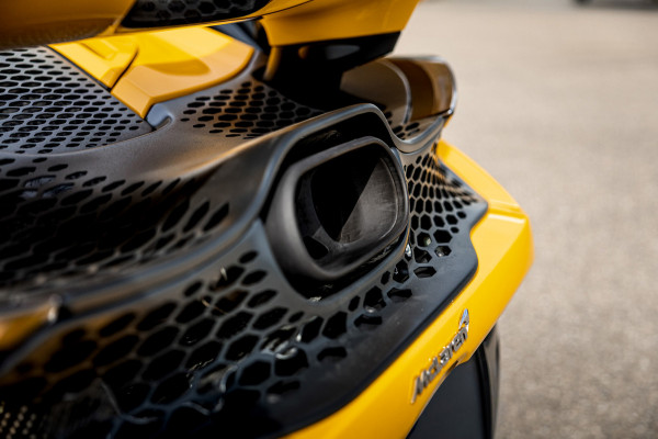 McLaren 750S Spider / Vulcano Yellow / Lift System / Elektrochromic Roof / Bowers & Wilkens Sound / Apple Carplay / 360 Camera