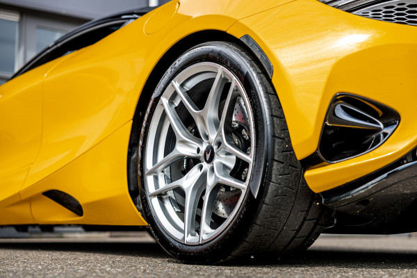 McLaren 750S Spider / Vulcano Yellow / Lift System / Elektrochromic Roof / Bowers & Wilkens Sound / Apple Carplay / 360 Camera