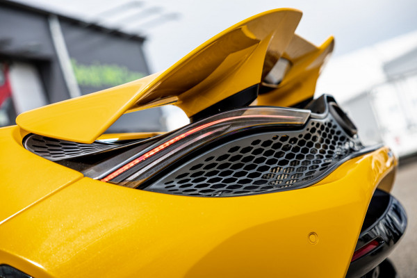 McLaren 750S Spider / Vulcano Yellow / Lift System / Elektrochromic Roof / Bowers & Wilkens Sound / Apple Carplay / 360 Camera