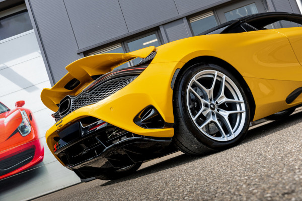 McLaren 750S Spider / Vulcano Yellow / Lift System / Elektrochromic Roof / Bowers & Wilkens Sound / Apple Carplay / 360 Camera