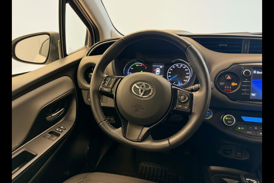 Toyota Yaris 1.5 HYBRID BLACK & WHITE GARANTIE TOT 2030! CLIMAT CONTROLL. ACHTERUITRIJ CAMERA . SLECHTS 58.000 KM GEREDEN!