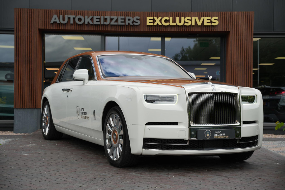 Rolls-Royce Phantom 6.7 V12 Starlight Headliner Rear Theatre Individual Rear Seats 22-Inch Polished Wheels