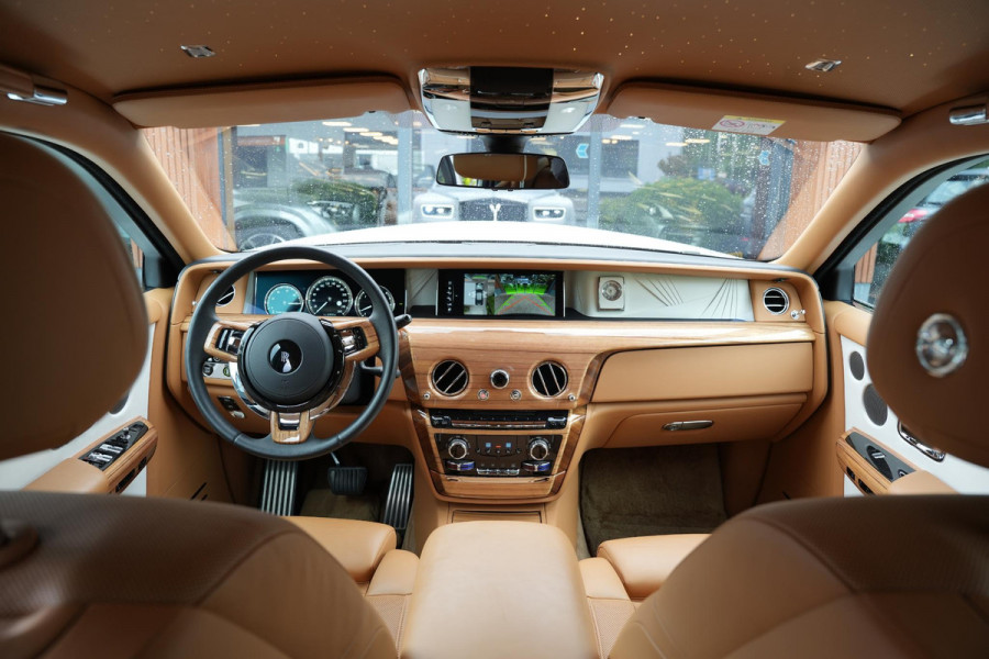 Rolls-Royce Phantom 6.7 V12 Starlight Headliner Rear Theatre Individual Rear Seats 22-Inch Polished Wheels
