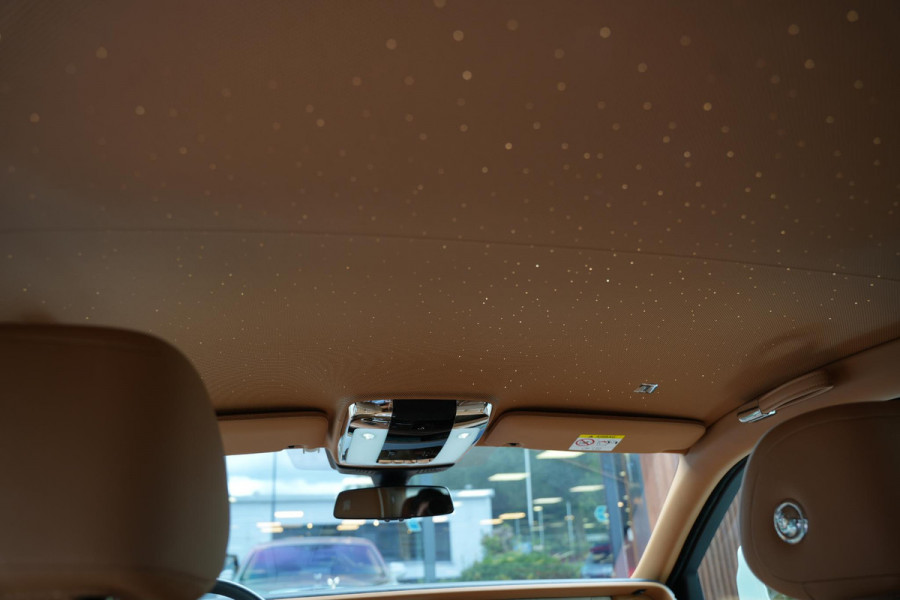 Rolls-Royce Phantom 6.7 V12 Starlight Headliner Rear Theatre Individual Rear Seats 22-Inch Polished Wheels