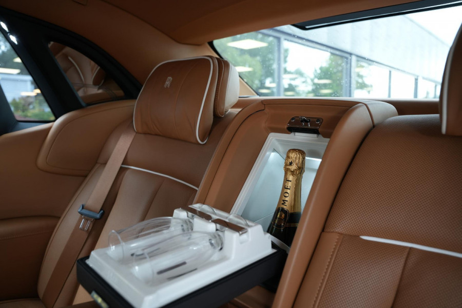 Rolls-Royce Phantom 6.7 V12 Starlight Headliner Rear Theatre Individual Rear Seats 22-Inch Polished Wheels