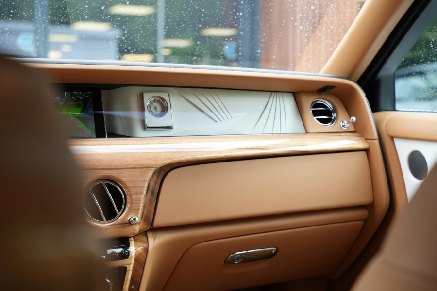 Rolls-Royce Phantom 6.7 V12 Starlight Headliner Rear Theatre Individual Rear Seats 22-Inch Polished Wheels