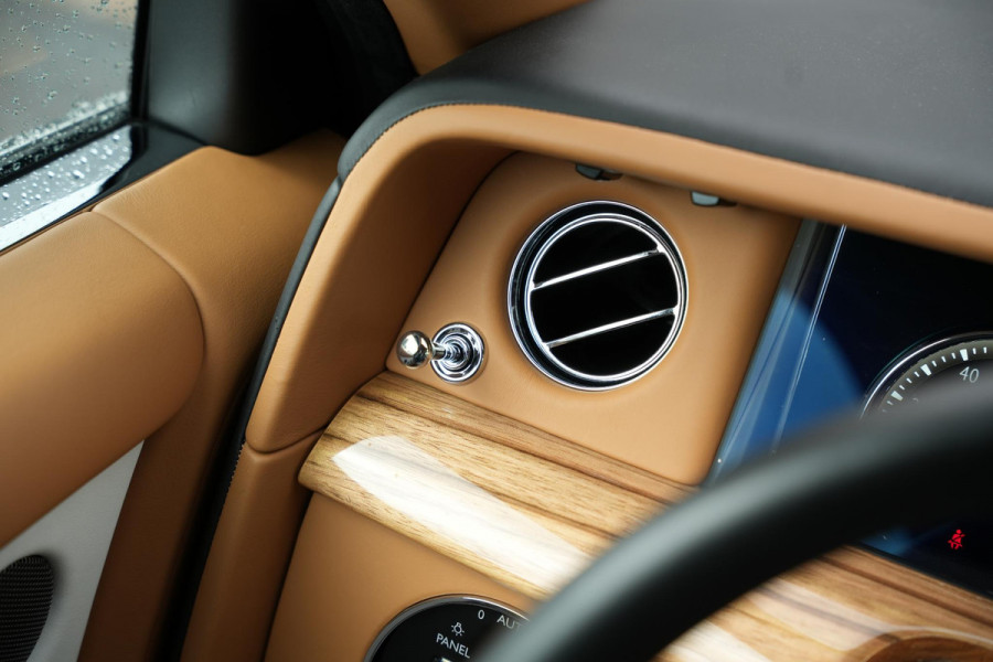 Rolls-Royce Phantom 6.7 V12 Starlight Headliner Rear Theatre Individual Rear Seats 22-Inch Polished Wheels