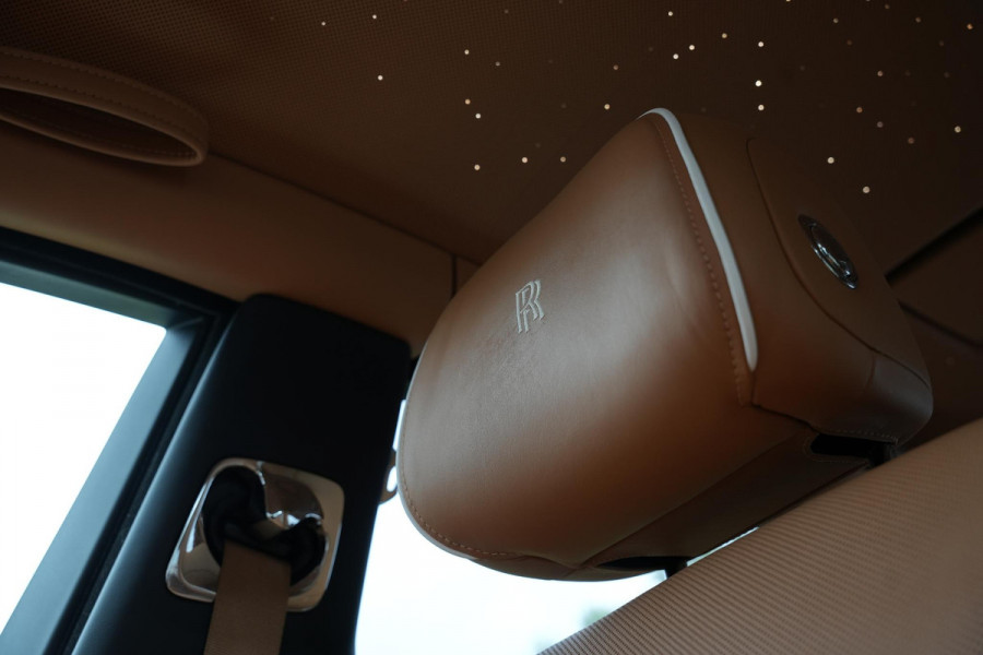 Rolls-Royce Phantom 6.7 V12 Starlight Headliner Rear Theatre Individual Rear Seats 22-Inch Polished Wheels