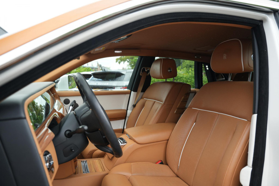 Rolls-Royce Phantom 6.7 V12 Starlight Headliner Rear Theatre Individual Rear Seats 22-Inch Polished Wheels
