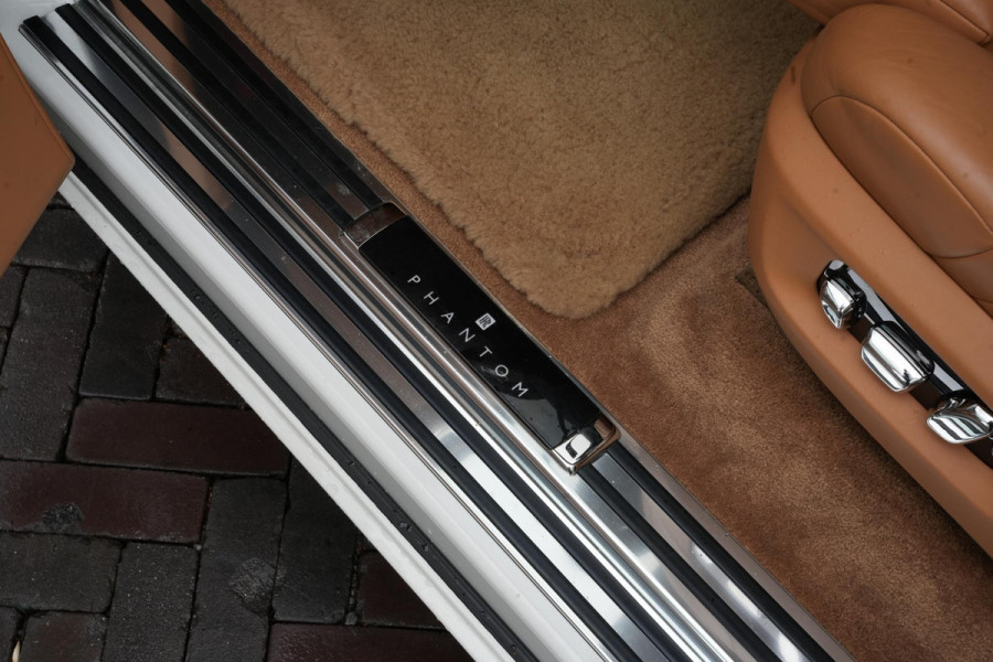 Rolls-Royce Phantom 6.7 V12 Starlight Headliner Rear Theatre Individual Rear Seats 22-Inch Polished Wheels