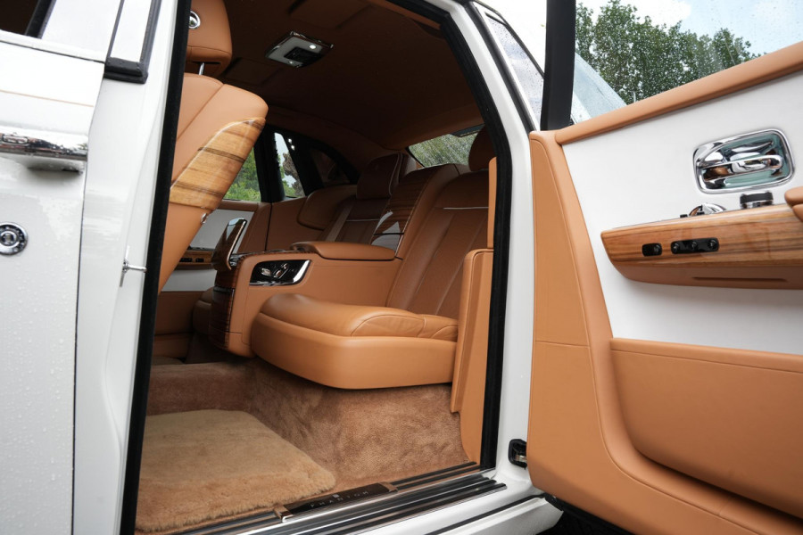 Rolls-Royce Phantom 6.7 V12 Starlight Headliner Rear Theatre Individual Rear Seats 22-Inch Polished Wheels