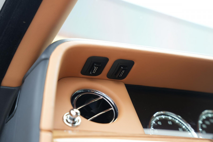 Rolls-Royce Phantom 6.7 V12 Starlight Headliner Rear Theatre Individual Rear Seats 22-Inch Polished Wheels