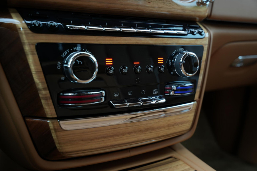 Rolls-Royce Phantom 6.7 V12 Starlight Headliner Rear Theatre Individual Rear Seats 22-Inch Polished Wheels