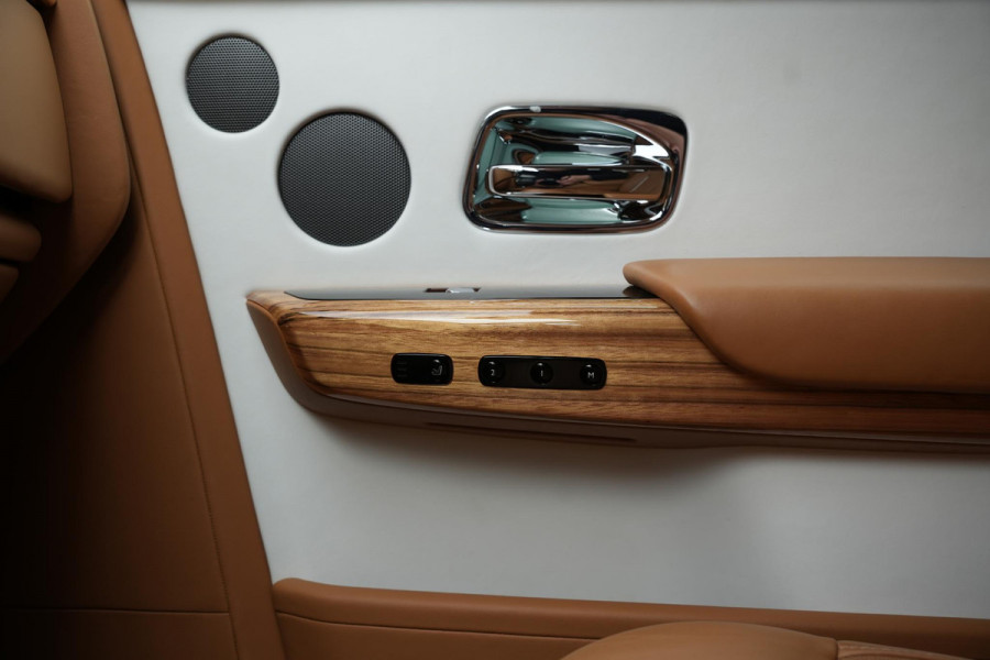 Rolls-Royce Phantom 6.7 V12 Starlight Headliner Rear Theatre Individual Rear Seats 22-Inch Polished Wheels