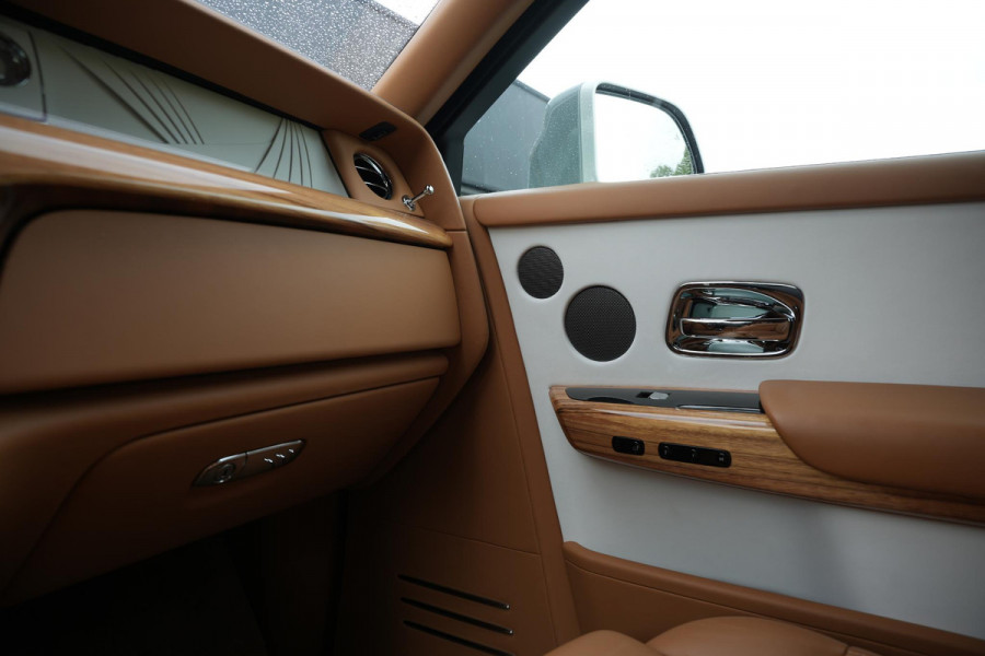 Rolls-Royce Phantom 6.7 V12 Starlight Headliner Rear Theatre Individual Rear Seats 22-Inch Polished Wheels
