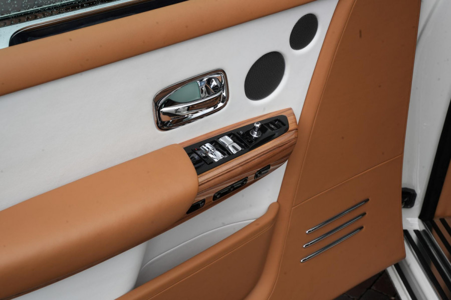 Rolls-Royce Phantom 6.7 V12 Starlight Headliner Rear Theatre Individual Rear Seats 22-Inch Polished Wheels