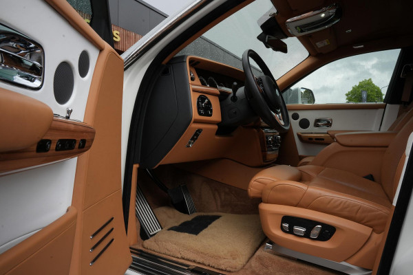 Rolls-Royce Phantom 6.7 V12 Starlight Headliner Rear Theatre Individual Rear Seats 22-Inch Polished Wheels