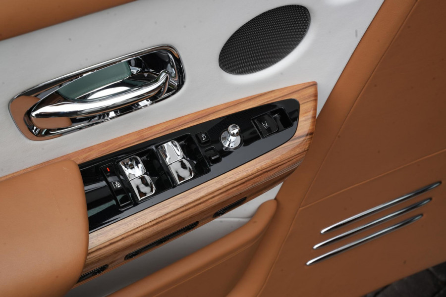 Rolls-Royce Phantom 6.7 V12 Starlight Headliner Rear Theatre Individual Rear Seats 22-Inch Polished Wheels