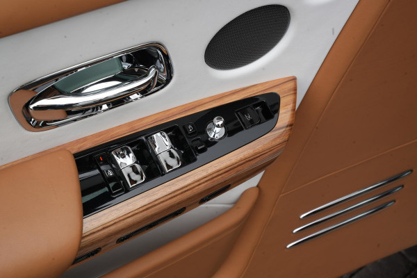 Rolls-Royce Phantom 6.7 V12 Starlight Headliner Rear Theatre Individual Rear Seats 22-Inch Polished Wheels