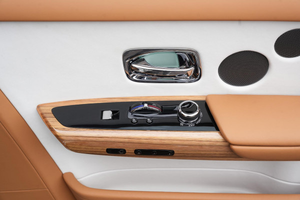 Rolls-Royce Phantom 6.7 V12 Starlight Headliner Rear Theatre Individual Rear Seats 22-Inch Polished Wheels