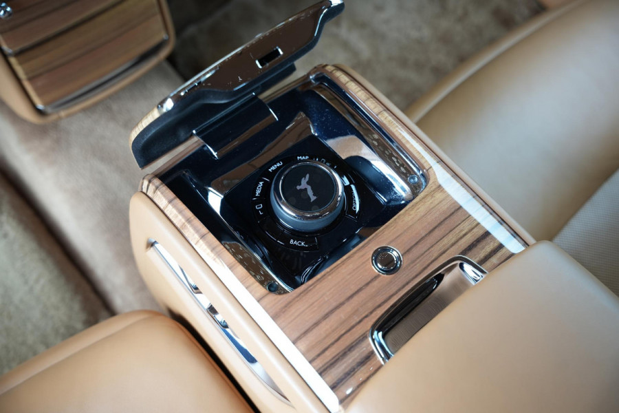 Rolls-Royce Phantom 6.7 V12 Starlight Headliner Rear Theatre Individual Rear Seats 22-Inch Polished Wheels