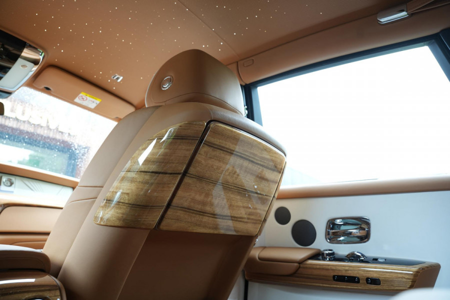 Rolls-Royce Phantom 6.7 V12 Starlight Headliner Rear Theatre Individual Rear Seats 22-Inch Polished Wheels