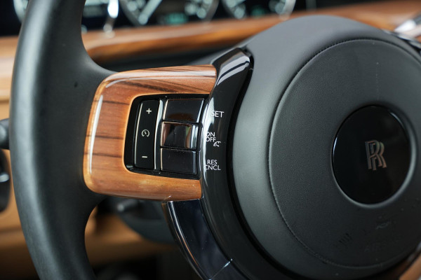 Rolls-Royce Phantom 6.7 V12 Starlight Headliner Rear Theatre Individual Rear Seats 22-Inch Polished Wheels
