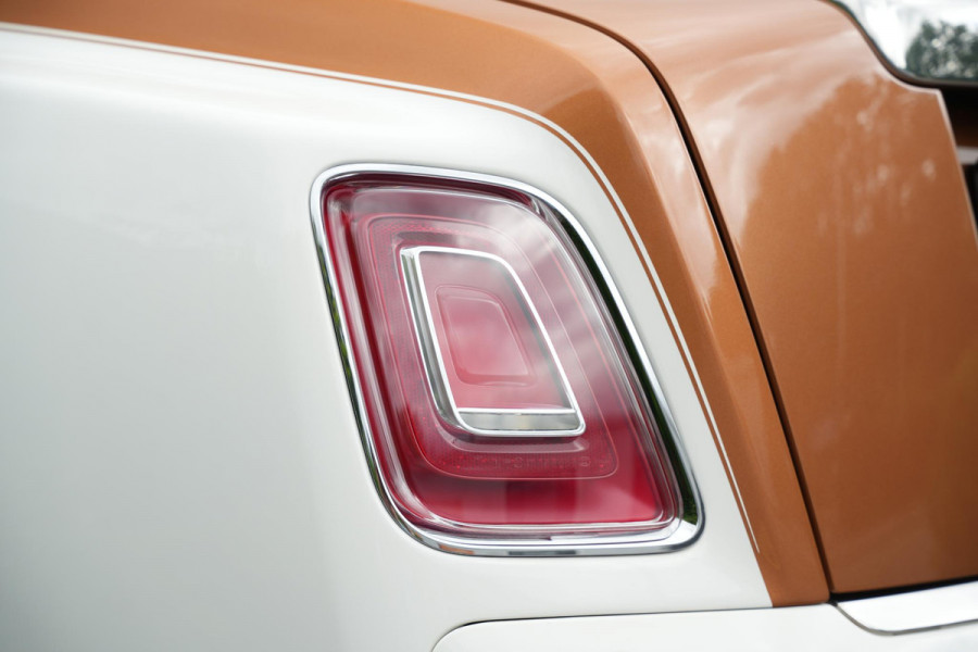 Rolls-Royce Phantom 6.7 V12 Starlight Headliner Rear Theatre Individual Rear Seats 22-Inch Polished Wheels