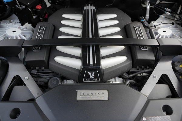 Rolls-Royce Phantom 6.7 V12 Starlight Headliner Rear Theatre Individual Rear Seats 22-Inch Polished Wheels