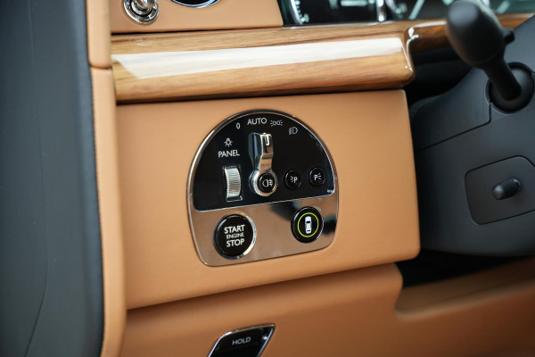 Rolls-Royce Phantom 6.7 V12 Starlight Headliner Rear Theatre Individual Rear Seats 22-Inch Polished Wheels