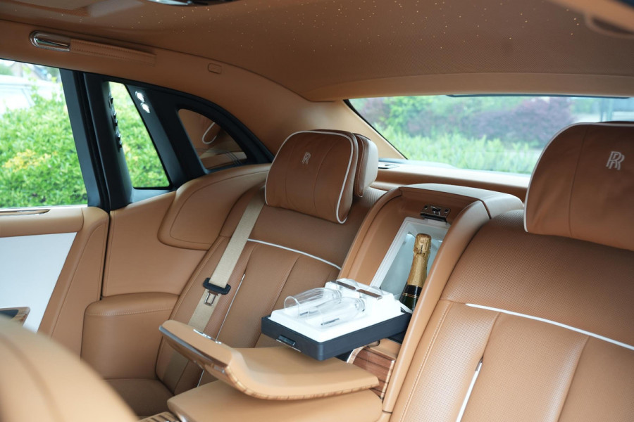 Rolls-Royce Phantom 6.7 V12 Starlight Headliner Rear Theatre Individual Rear Seats 22-Inch Polished Wheels