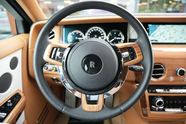 Rolls-Royce Phantom 6.7 V12 Starlight Headliner Rear Theatre Individual Rear Seats 22-Inch Polished Wheels